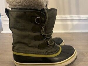 Sorel Caribou Winter Boots. Womens Size 6. Very Good Condition. Black/green